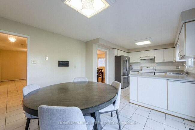 Building Photo - 89 Woodlot Cres