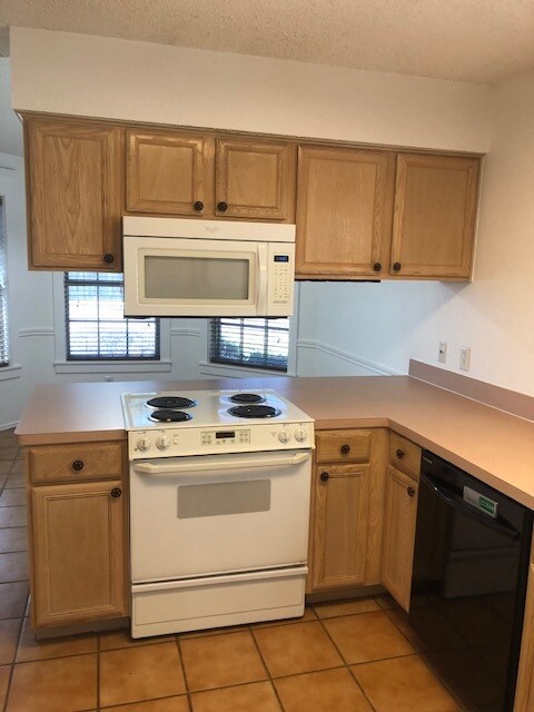 Kitchen - 948 Wrigley Way