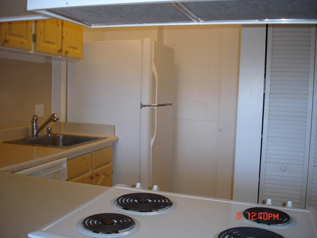 Building Photo - Partly Furnished 1 Bedroom 1 bath with 1 p...