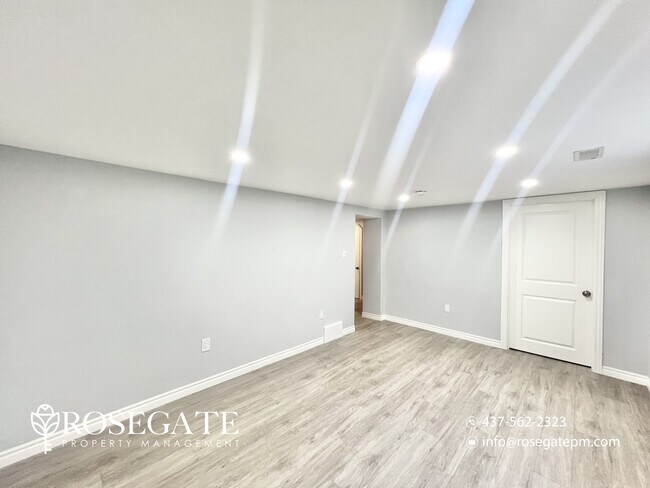 Photo du bâtiment - Bright 2-Bedroom Basement Apartment with 2 Parking Spaces in Kitchener