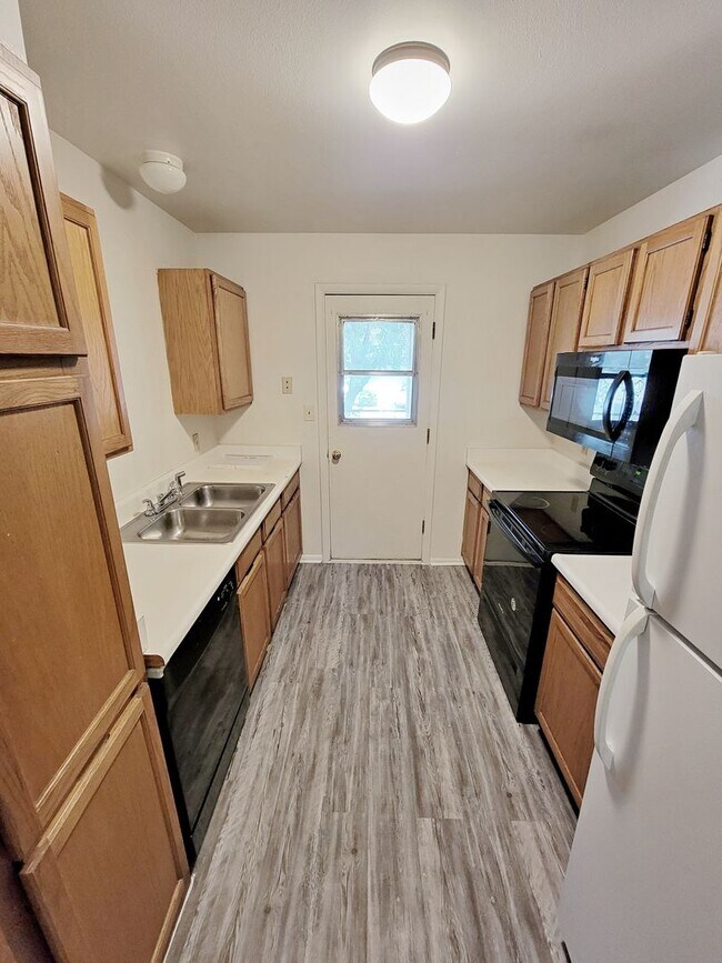 Foto del edificio - 3 Bedroom 2 Bath Condo Available Now!