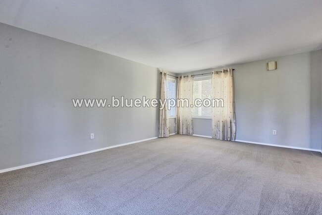 Building Photo - 10475 SW Dunlin Pl