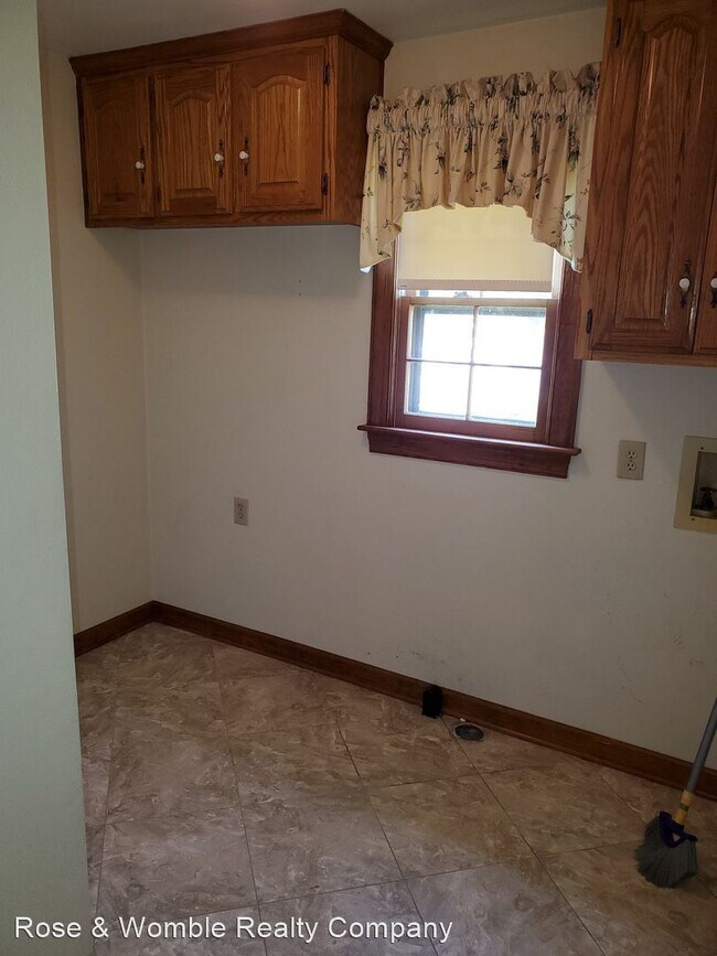 Building Photo - 4 br, 3 bath House - 2136 West Road