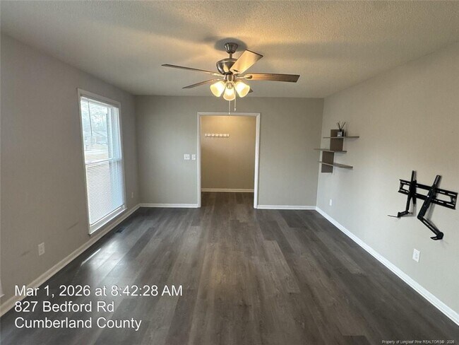 Foto del edificio - 825 Bedford Rd