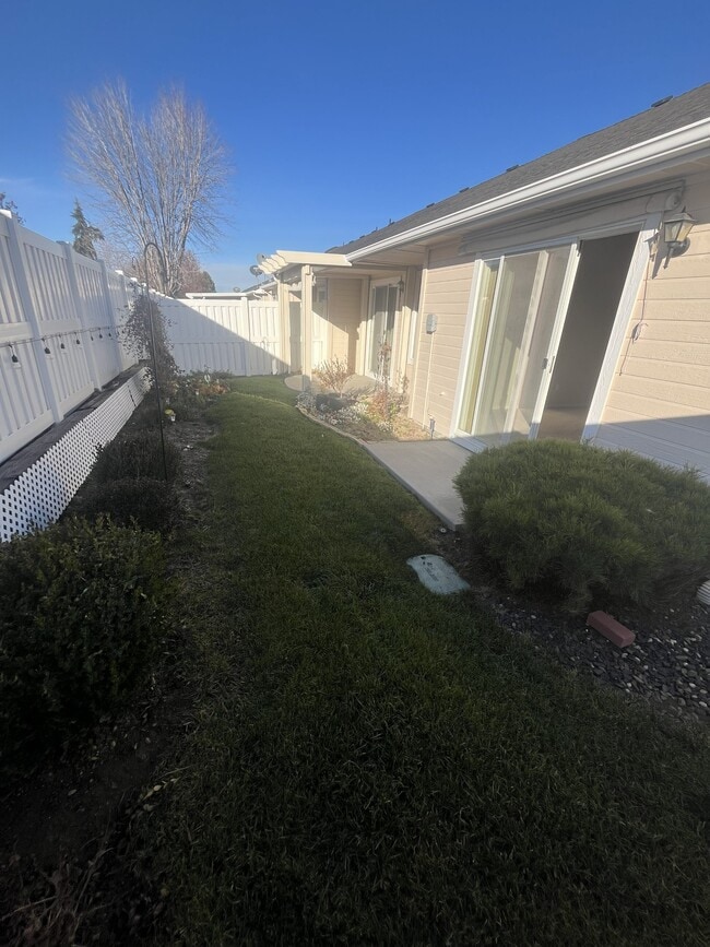 Foto del edificio - 2645 N Englewood Way