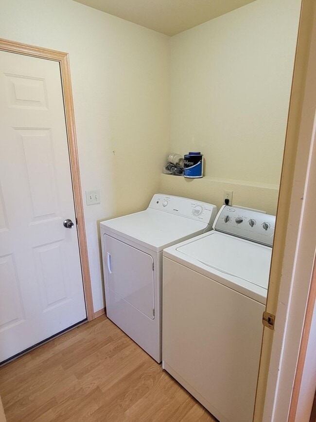 Building Photo - 3 Bedroom, 2.5 Bathroom Townhouse: Month- Month Lease