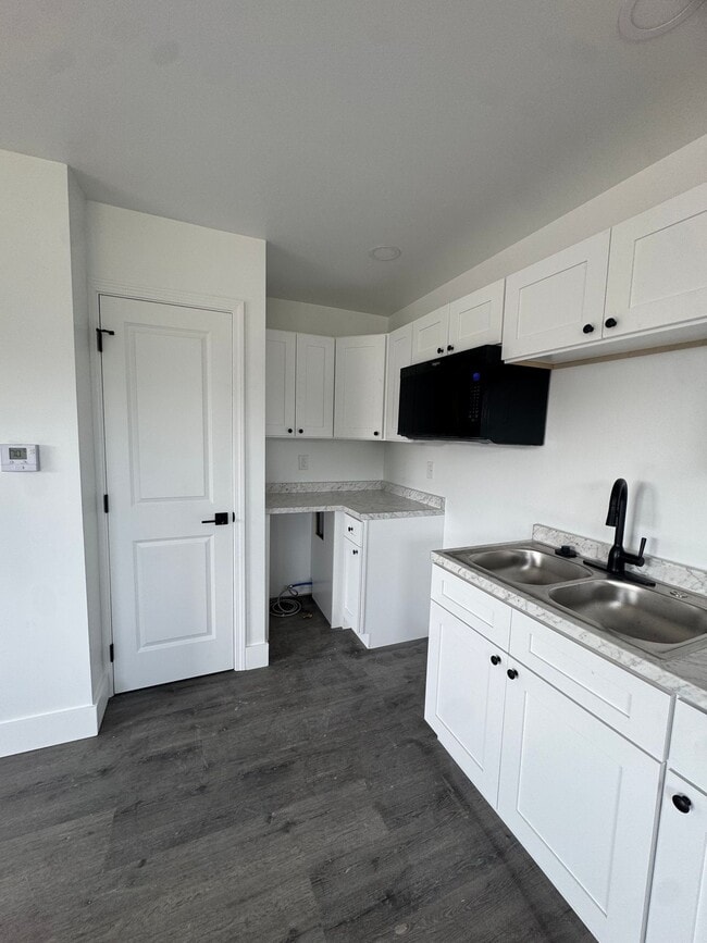 Building Photo - 1 Bed, 1 Bath Apartment