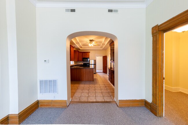 Foto del edificio - 1344 N Bell Ave