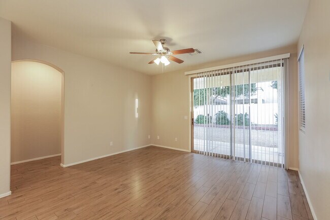 Foto del edificio - 2427 E Glass Ln