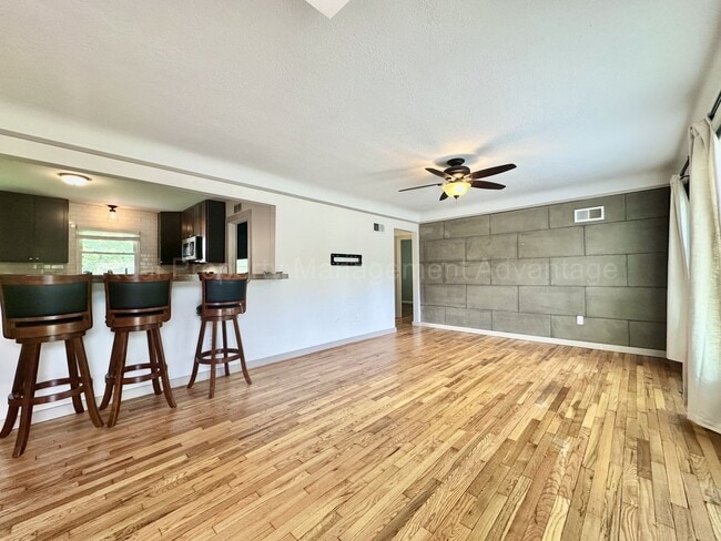 Building Photo - Bright 2-Bed Ranch Near Downtown Farmington