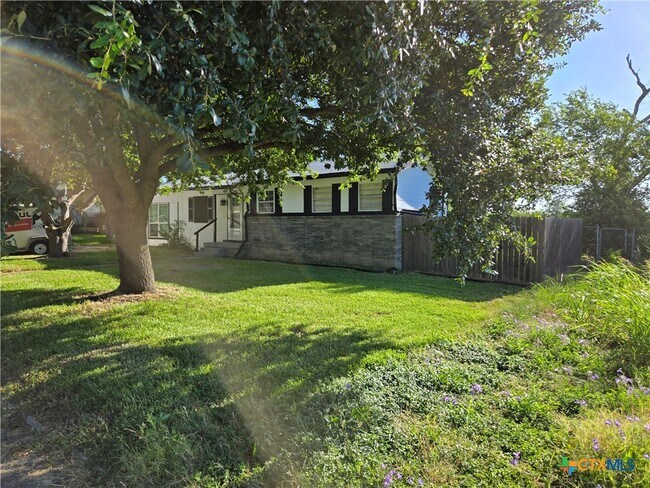 Building Photo - 906 Debus Dr