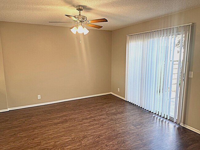 Building Photo - Spacious and Well Maintained 3 Bedroom Con...