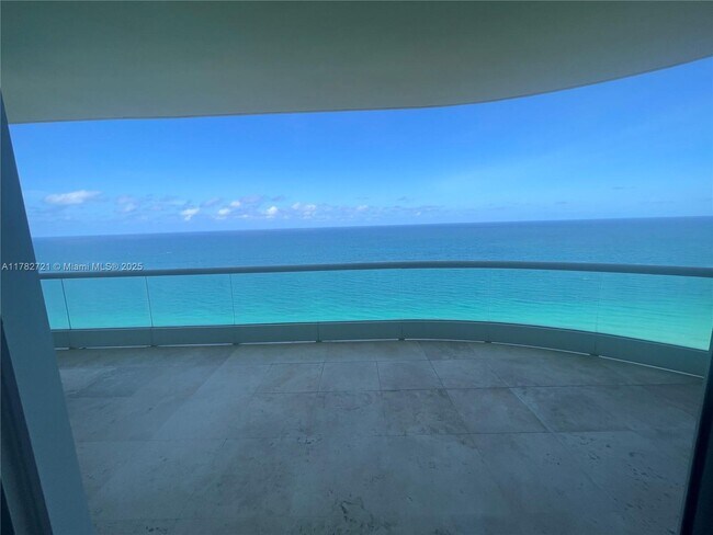 Foto del edificio - 16047 Collins Ave
