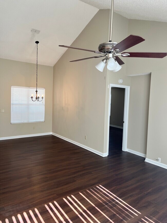 Building Photo - 2400 Glenmore Ct SW