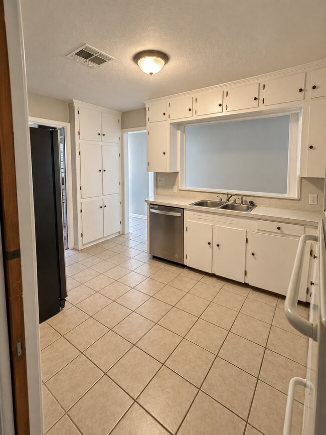 Building Photo - 2505 Douglas Dr