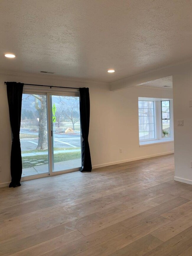 Building Photo - Beautiful Updated 2 Bed 1 Bath Condo for R...