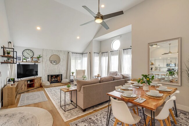 Building Photo - 532 Via De La Valle