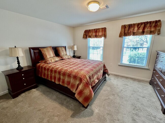 Foto del edificio - 136 Hiddenwood Dr