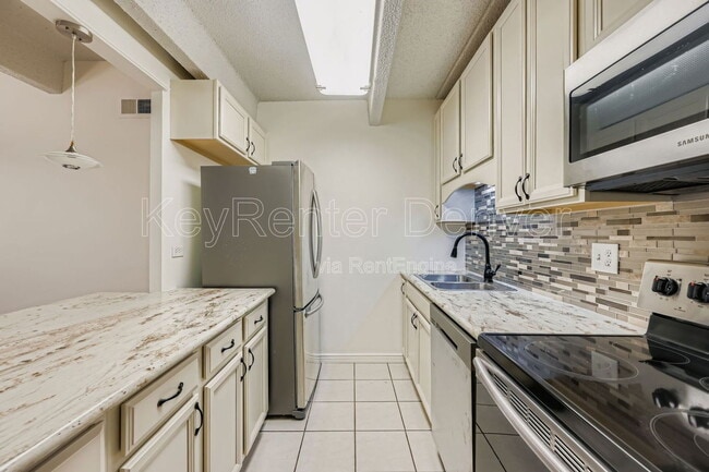 Foto del edificio - 8060 E Girard Ave