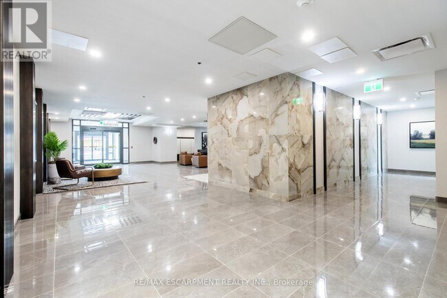 Building Photo - 870 Queenston Rd