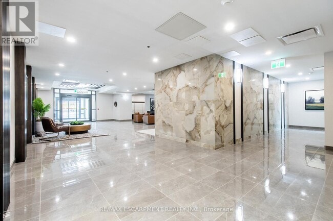 Building Photo - 870 Queenston Rd