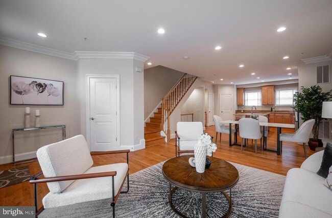 Building Photo - 420 Cook St