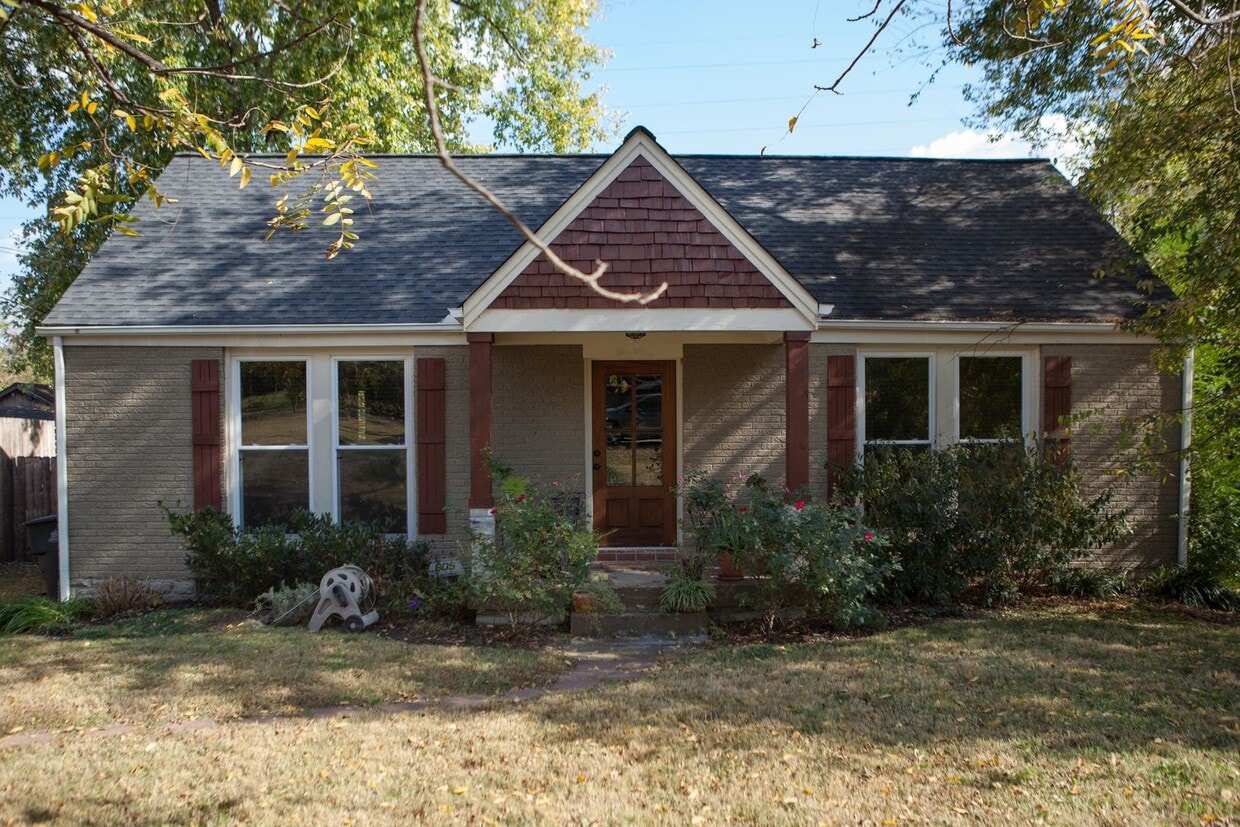 2 Bed/ 1 Bath Cottage in East Nashville, Walking Distance to Riverside Village, Fenced Yard - 2 Bed/ 1 Bath Cottage in East Nashville, Walking Distance to Riverside Village, Fenced Yard