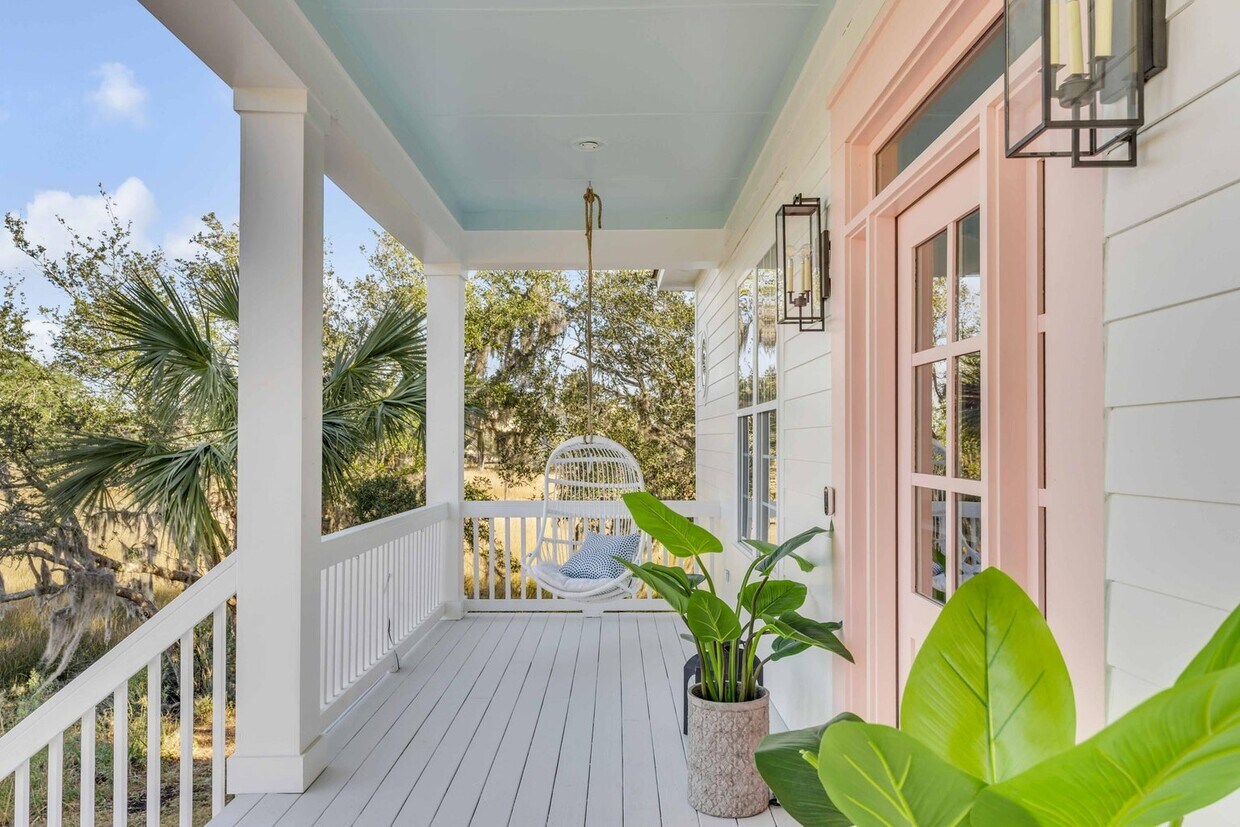 Gorgeous Charleston Piazza - 502 N Leavitt Ct