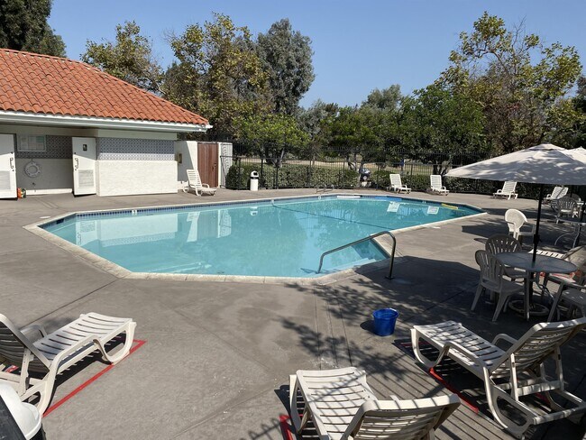 Building Photo - 4608 Villas Dr