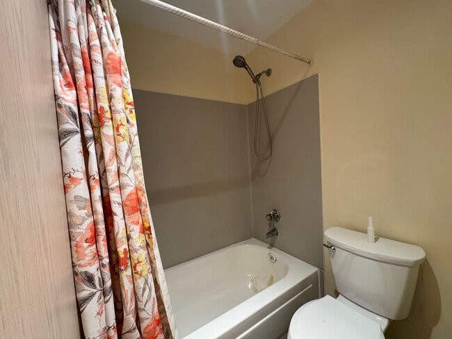 Foto del edificio - Comfortable & Convenient Condo in Renton