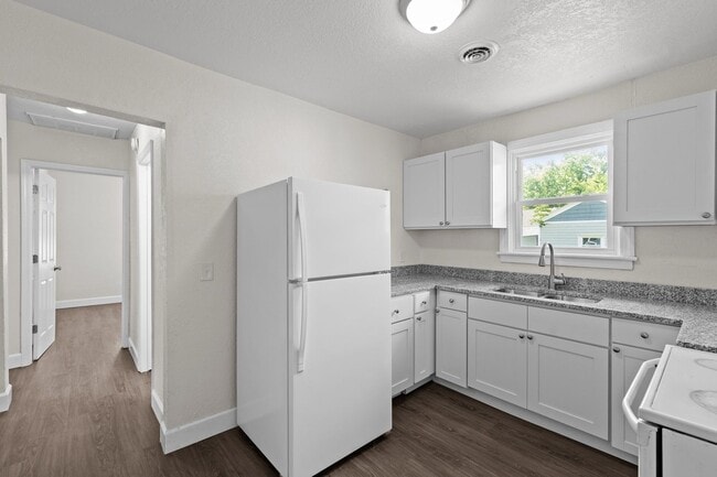 Foto del edificio - Cozy 2-Bedroom Duplex Apartment in Norfolk