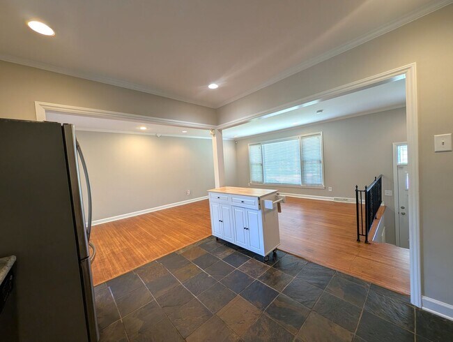 Foto del edificio - Charming split level home located in the Spring Valley Community in the South Park area of Charlo...