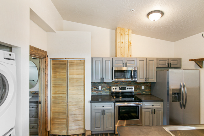 Building Photo - 6244-6243 Three Needles Ln