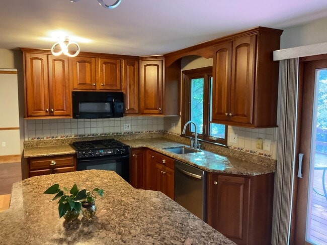 Foto del edificio - 4-Bedroom Home with 2 Full + 2 Half Baths ...