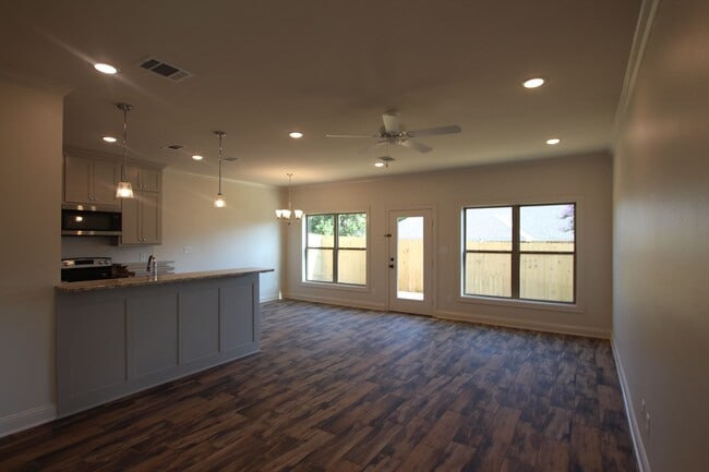 Building Photo - Available: 3/2/2 in Whitehouse ISD!!