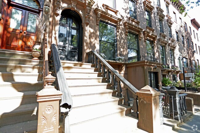 Foto del edificio - 410 1/2 Clinton St