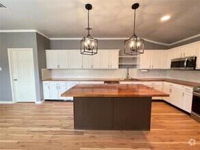 Building Photo - 600 Lakemont Dr
