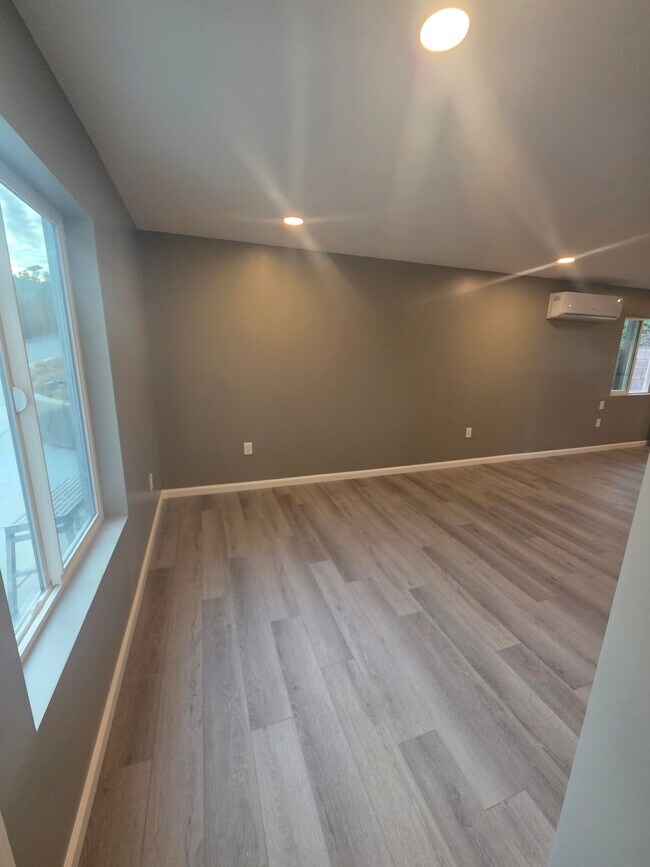 Building Photo - 1649 Marl Ave