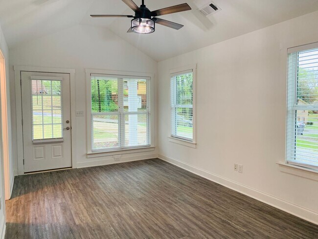 Foto del edificio - WOW! Brand new Cottage style home in Lagrange!  Must see!