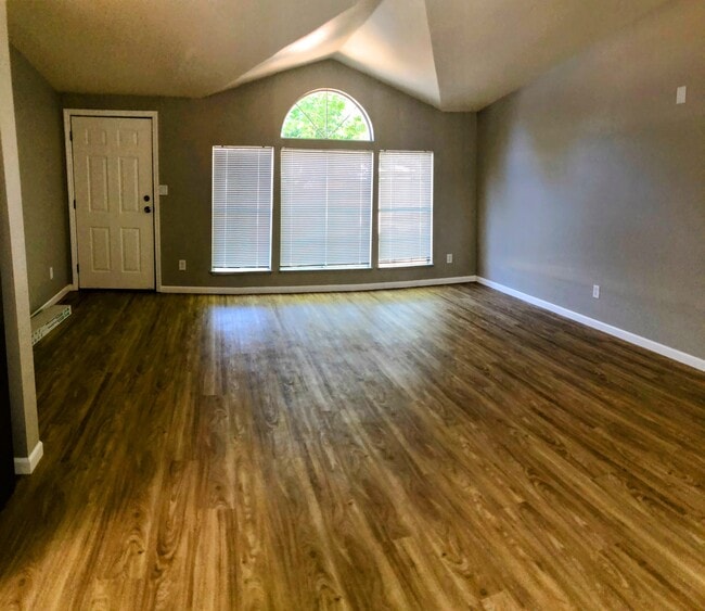 Building Photo - 3315 Lilac Ave