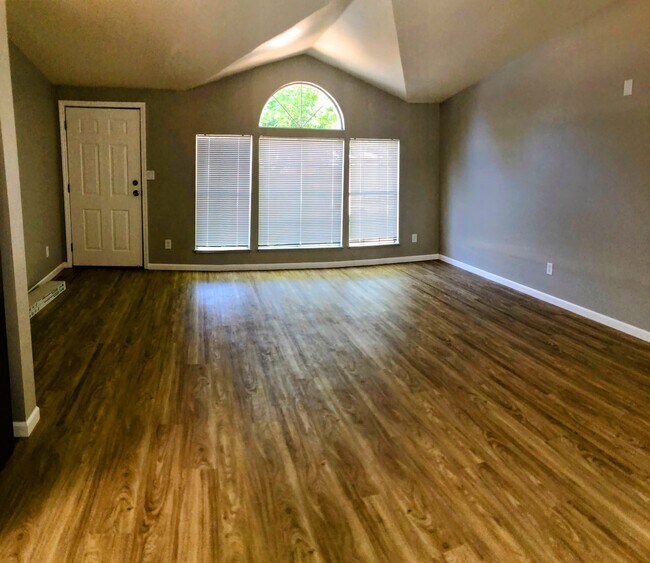 Foto del edificio - 3315 Lilac Ave