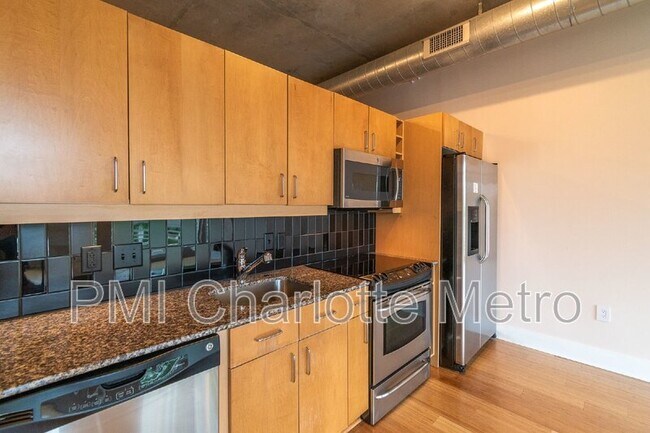 Building Photo - 505 E 6th St