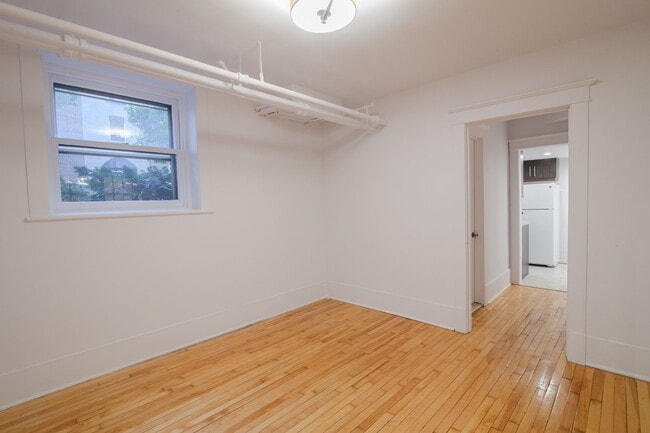 Building Photo - 590 Av. Outremont