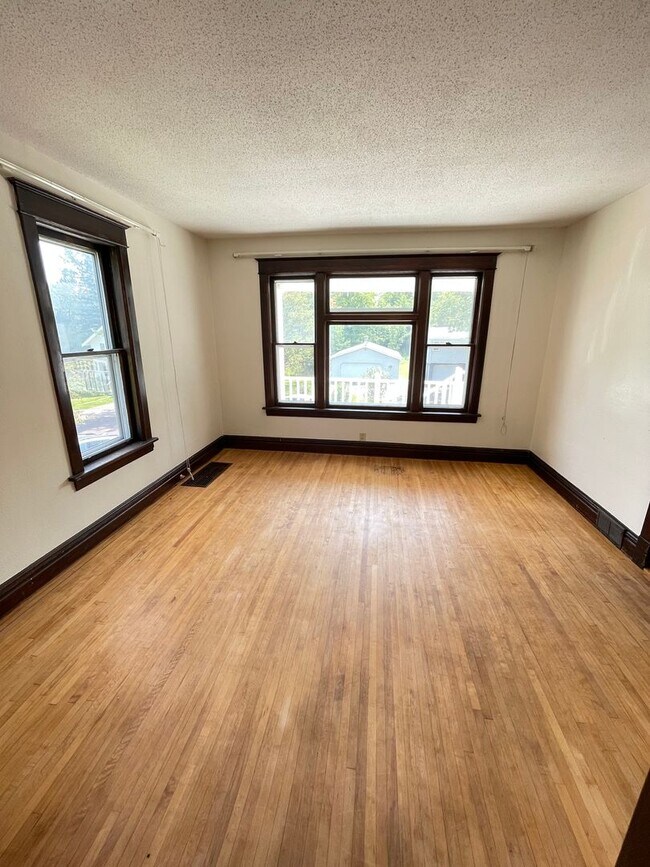 Building Photo - AVAILABLE JULY- 3 Bedroom, 1.5 Bath Home!
