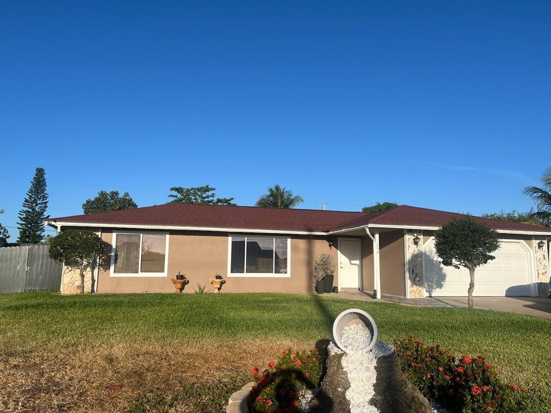 Primary Photo - 756 SW Del Rio Blvd