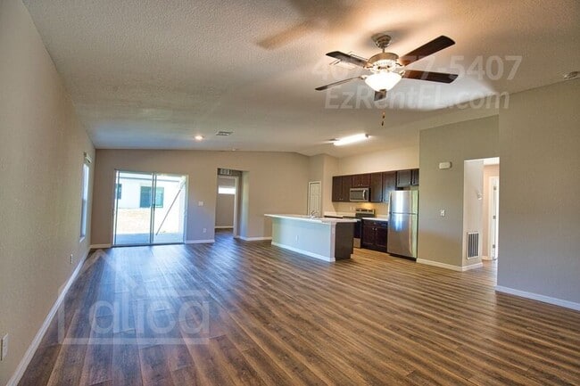 Foto del edificio - 121 Parish Dr