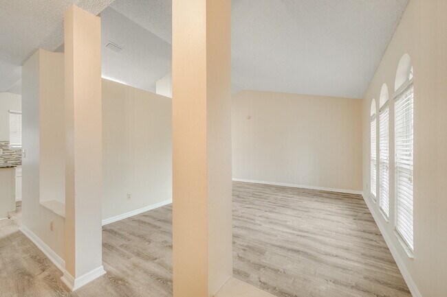 Foto del edificio - Spacious 3/2 with split plan and large fenced yard!