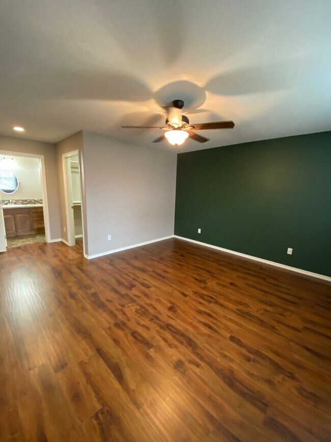 Building Photo - $500 Off First Months Rent!* Premier Livin...
