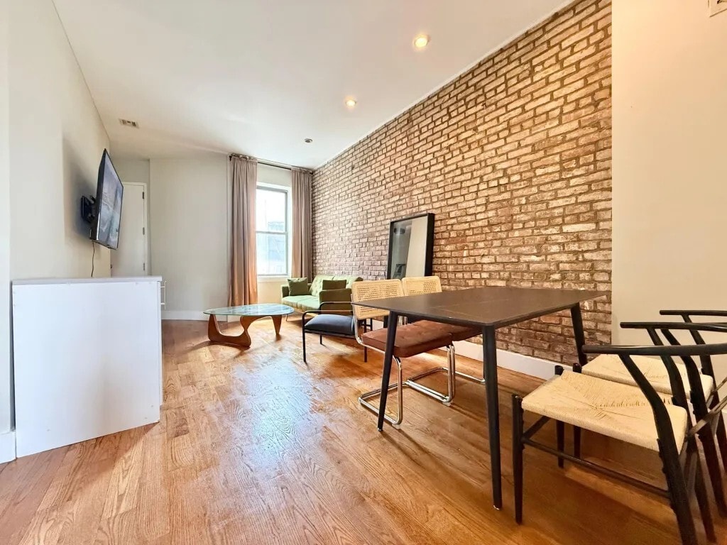 Foto del edificio - Furnished room/NOT APARTMENT