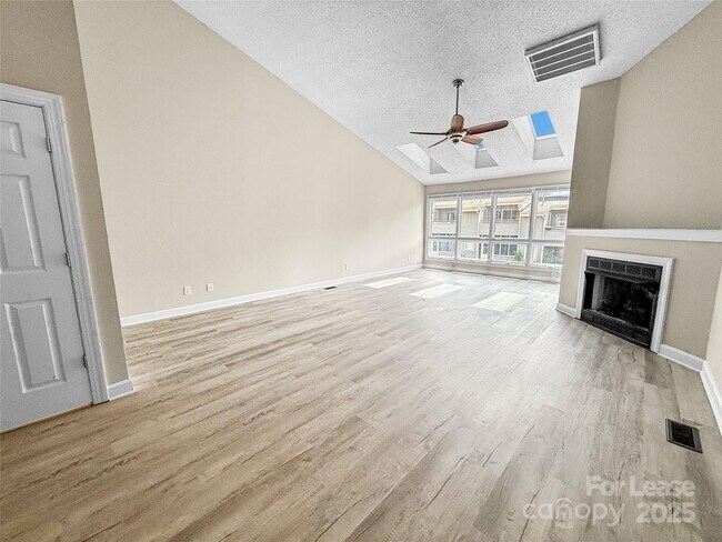 Building Photo - 13933 Queens Harbor Rd